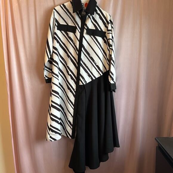 Asymmetrical black and white long sleeve dress - Picture 2 of 6